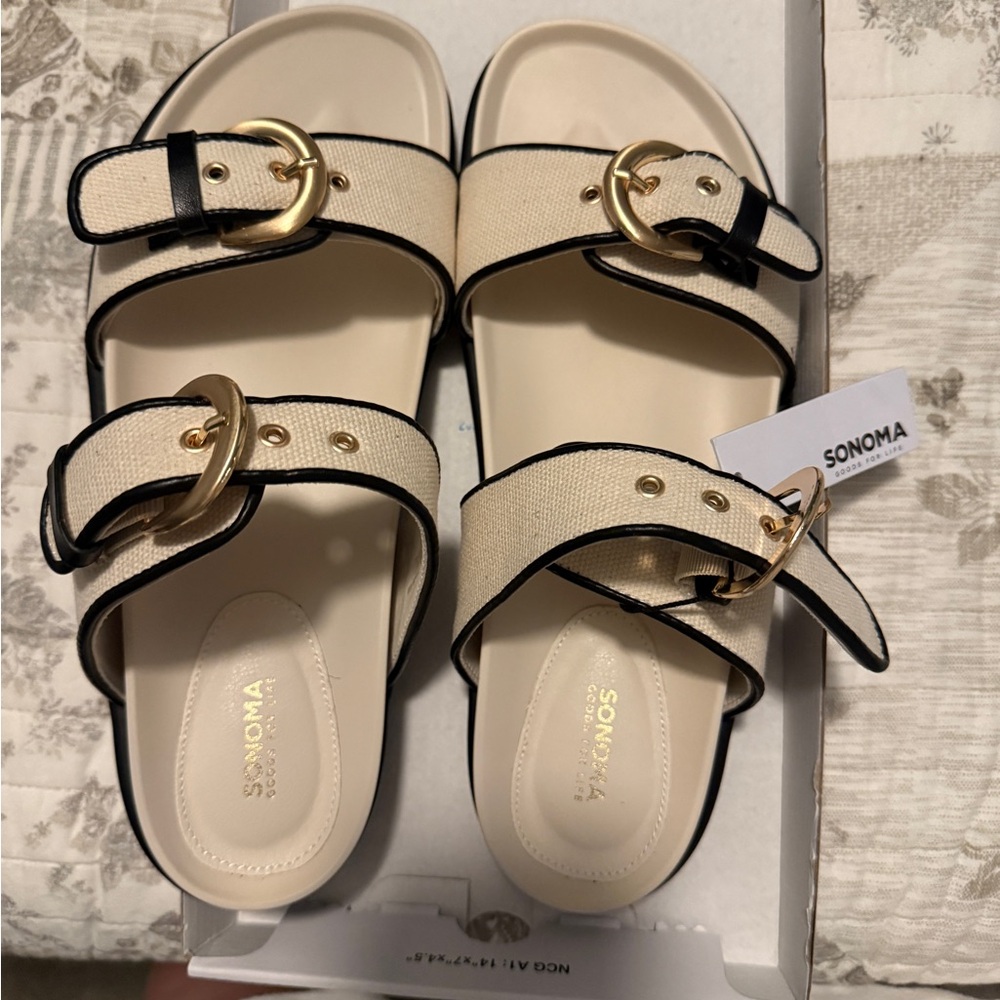 NWT Buckle sandals